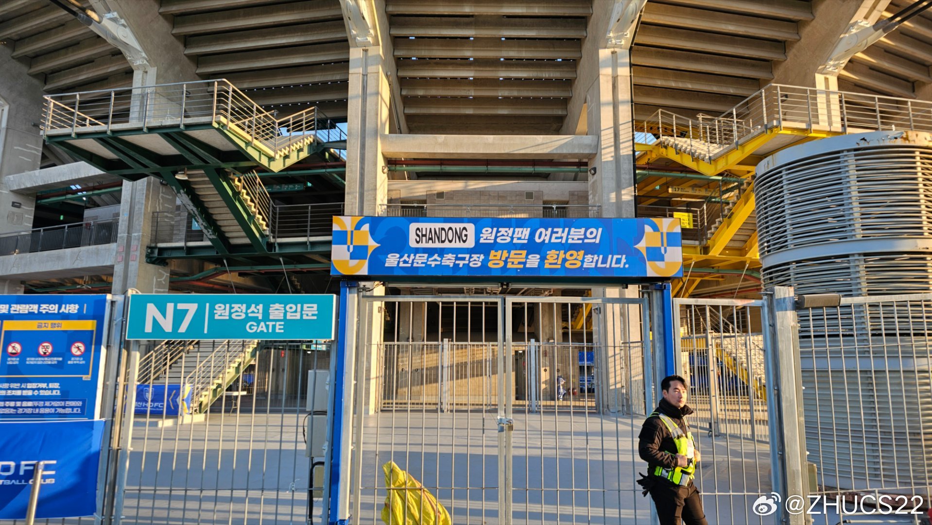 博主：蔚山現(xiàn)場工作人員、轉(zhuǎn)播車、安保在準備撤場，場外一片安靜